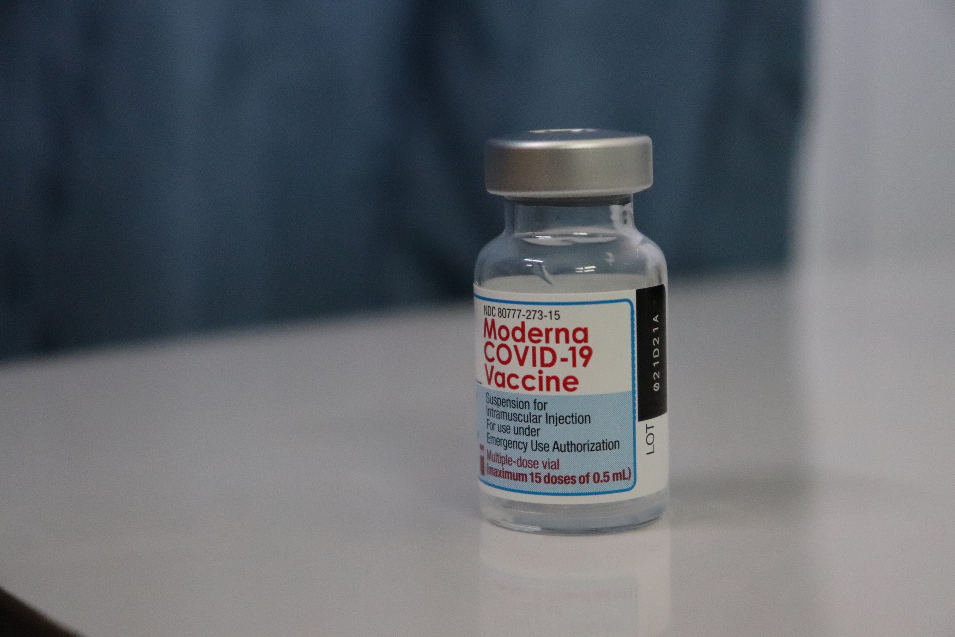 Moderna prueba combinar su vacuna anticovid con una que ataca Ómicron